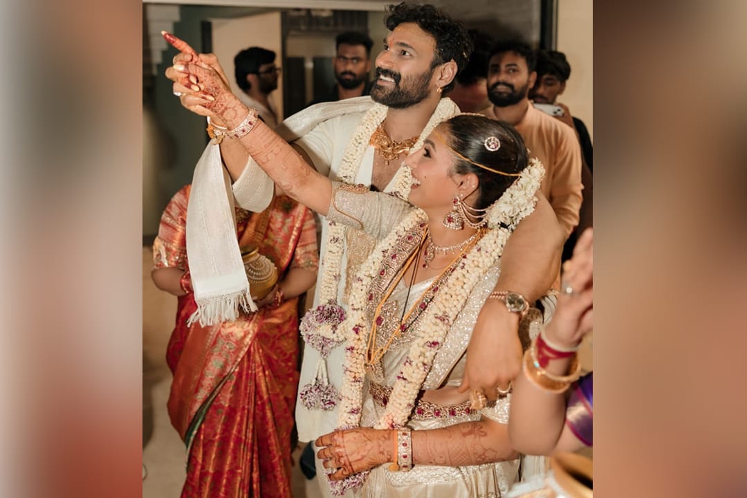 “సంప్రదాయం, ప్రేమతో తిరుమలలో శ్రీనివాస్–కావ్య వివాహం”