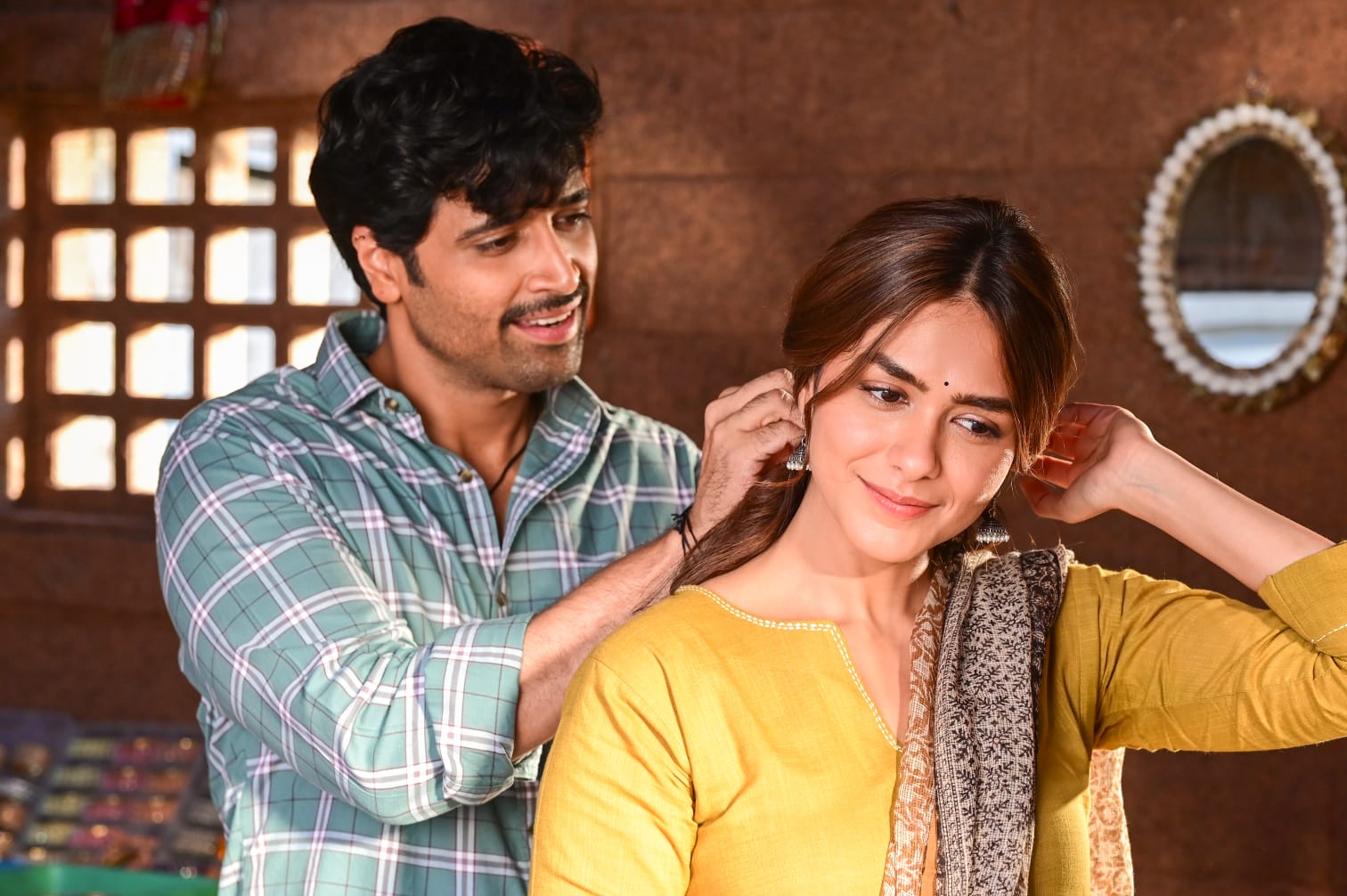 అమెజాన్ ప్రైమ్‌లో టాప్ ట్రెండింగ్‌గా దూసుకెళ్తున్న అడివి శేష్ ‘డెకాయిట్’’