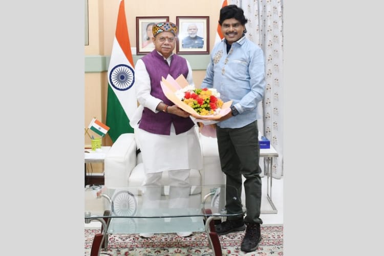 తెలంగాణ గవర్నర్ శివ్ ప్రతాప్ శుక్లాకు రూ.4 లక్షల చెక్కు అందించిన హీరో కృష్ణసాయి
