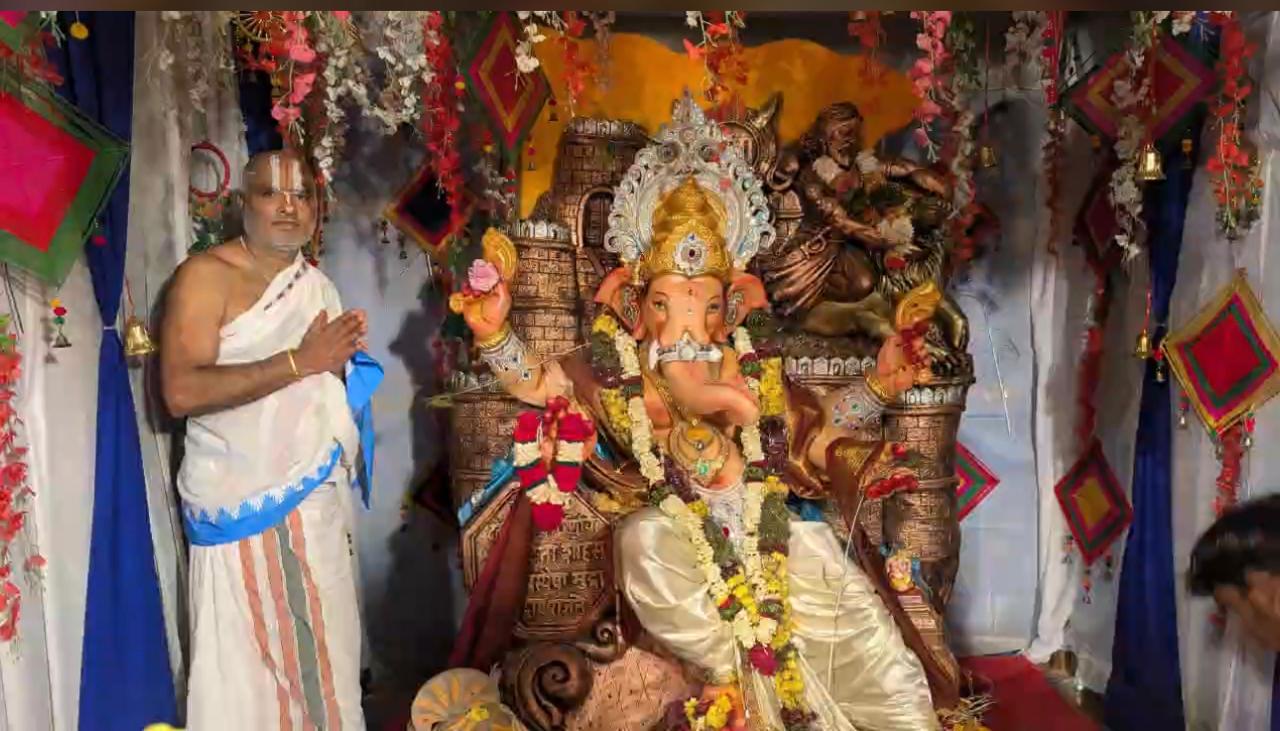 వైభవంగా గణపతి పూజ.. భక్తిశ్రద్ధలతో గణనాథుడికి ప్రత్యేక పూజలు!